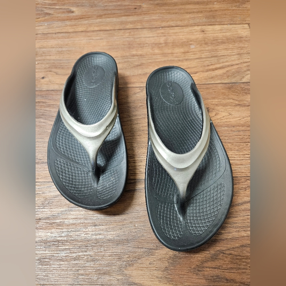 Oofos Flip flops, silver, size 6W Euro 7, fits US 7.5, like new! Non smoke home